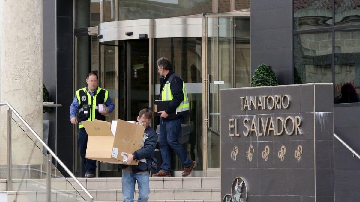 Agentes de la Policía investigan una posible estafa en tanatorios de Valladolid por cambios de los ataúdes antes de las incineraciones, en una imagen de archivo.-E. M.