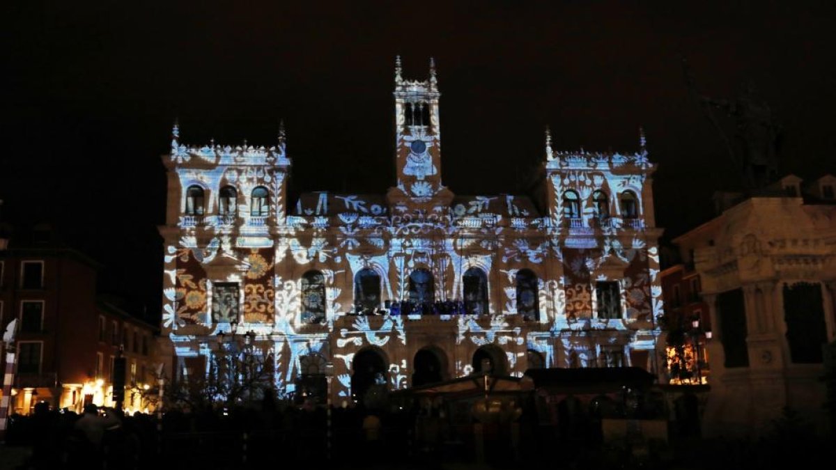 Plaza Mayor de Valladolid iluminada de noche.-J. M. LOSTAU