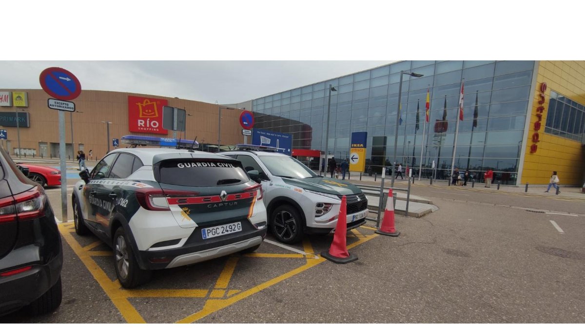 La Guardia Civil patrulla Río Shopping ante la masiva afluencia de público. E.M.