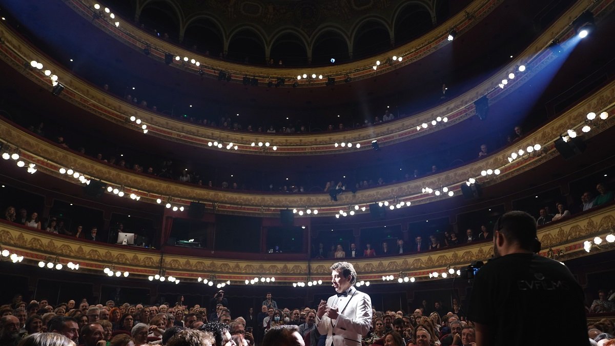 La gala de inauguración de la 67 Seminci ha sido la cita para dar comienzo a la edición de este año. El teatro Calderón de Valladolid acogió una larga lista de nombres del séptimo arte, tanto de panorama nacional como del internacional. Un evento que estuvo dirigido por Eva Marciel y Javier Veiga, donde también hubo espacio para la música y cuyo plato fuerte fue la proyección de la película de Félix Viscarret, 'No me mires a los ojos'.