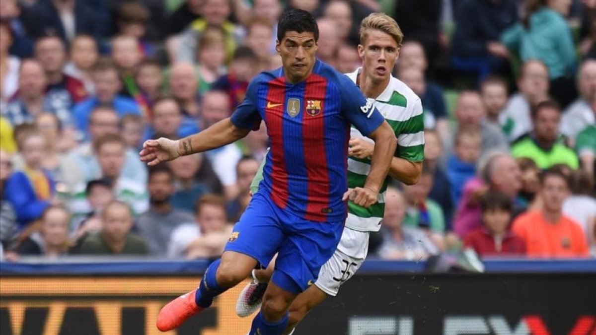 Luis Suárez, durante el partido contra el Celtic, en Dublín.-REUTERS / CLODAGH KILCOYNE