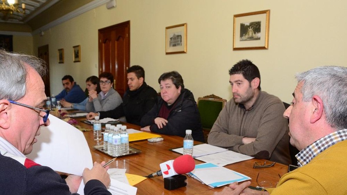 El alcalde, Jesús Elvira, preside un pleno en el qu e se debatió sobre la simbología franquista.-E. M.