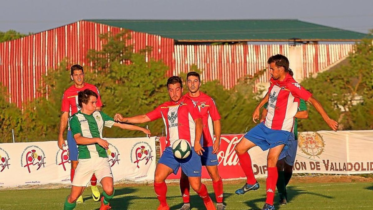 Los jugadores del Atlético Tordesillas despejan el peligro de su área en el partido contra el Betis del Trofeo Diputación.