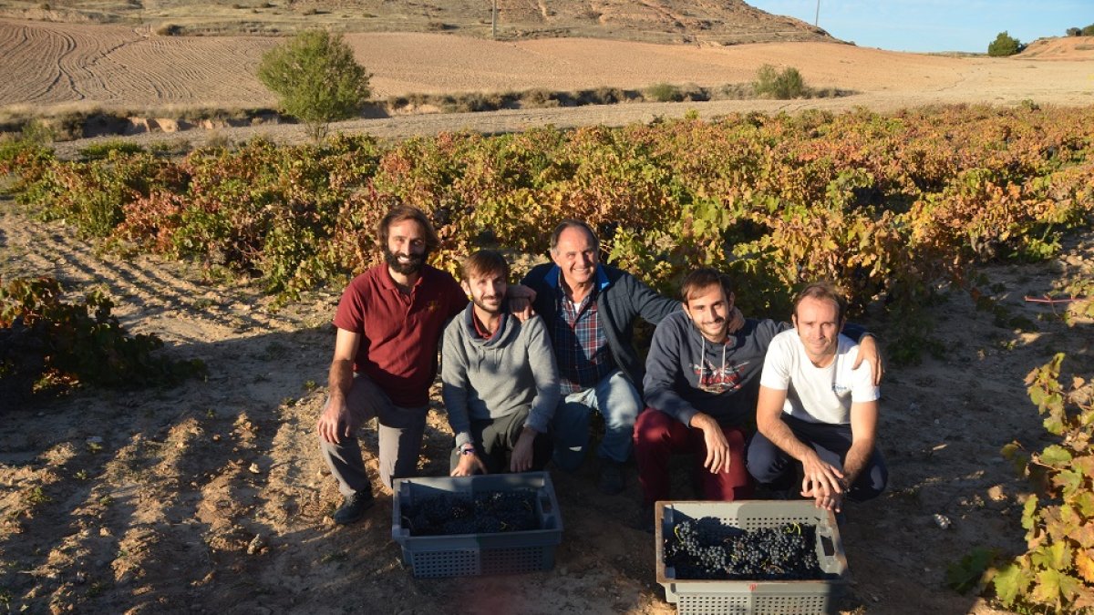 Tomás Postigo junto a sus cuatro hijos que están implicados en la bodega y son su otro legado; de izquierda a derecha, Gabriel, Juan Tomás, Nicolás y Alberto.- LA POSADA