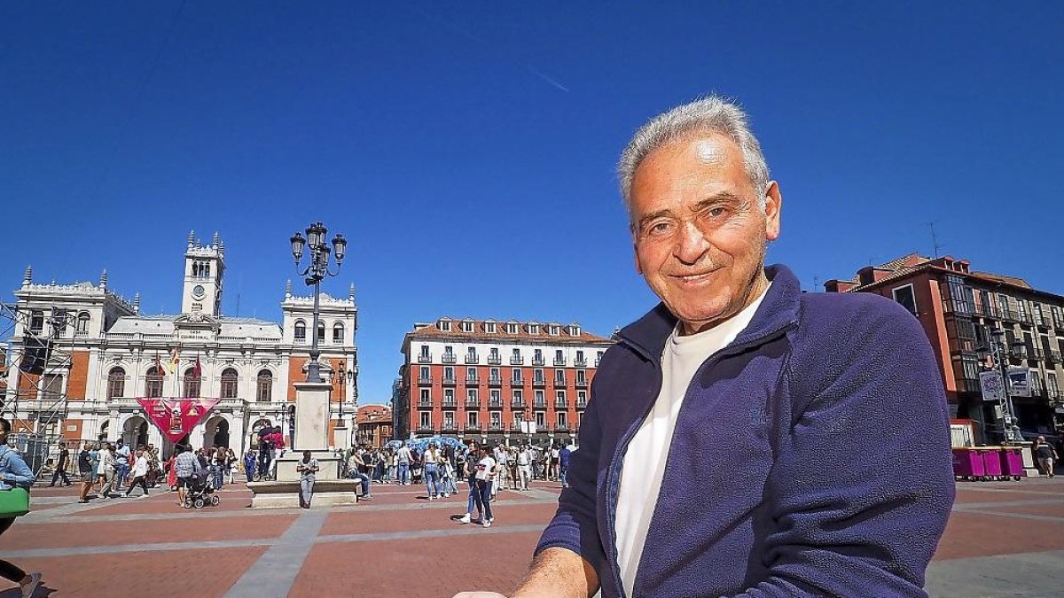 José Antonio González Gerbolés, ayer, en la plaza Mayor preparando el material para la elaboración del manto de la Virgen.-PHOTOGENIC / MIGUEL ÁNGEL SANTOS