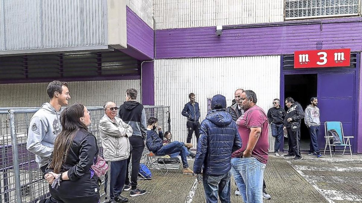 Aficionados vallisoletanos que hicieron cola a primera hora de la mañana.-M.Á. SANTOS