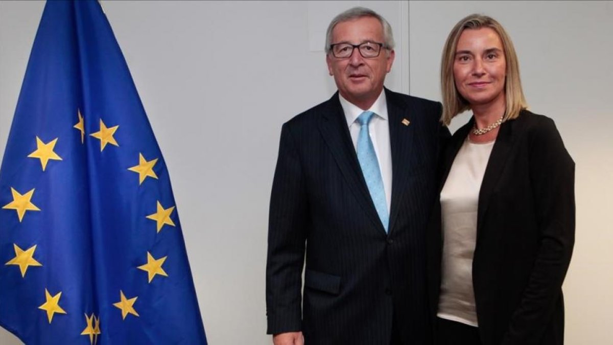 El presidente de la Comisión Europea, Jean Claude Juncker, y la responsable de política Exterior de la UE, Federica Mogherini.-