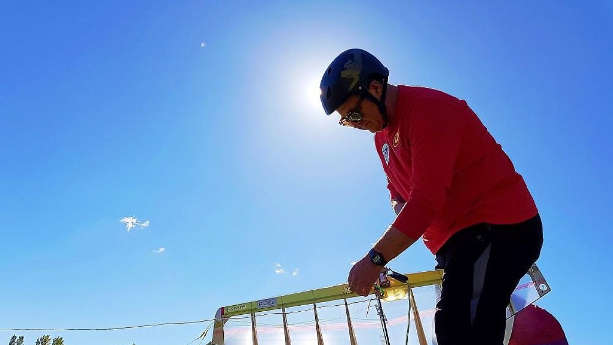 Un competidor prepara su avión durante el Open.-D.V.