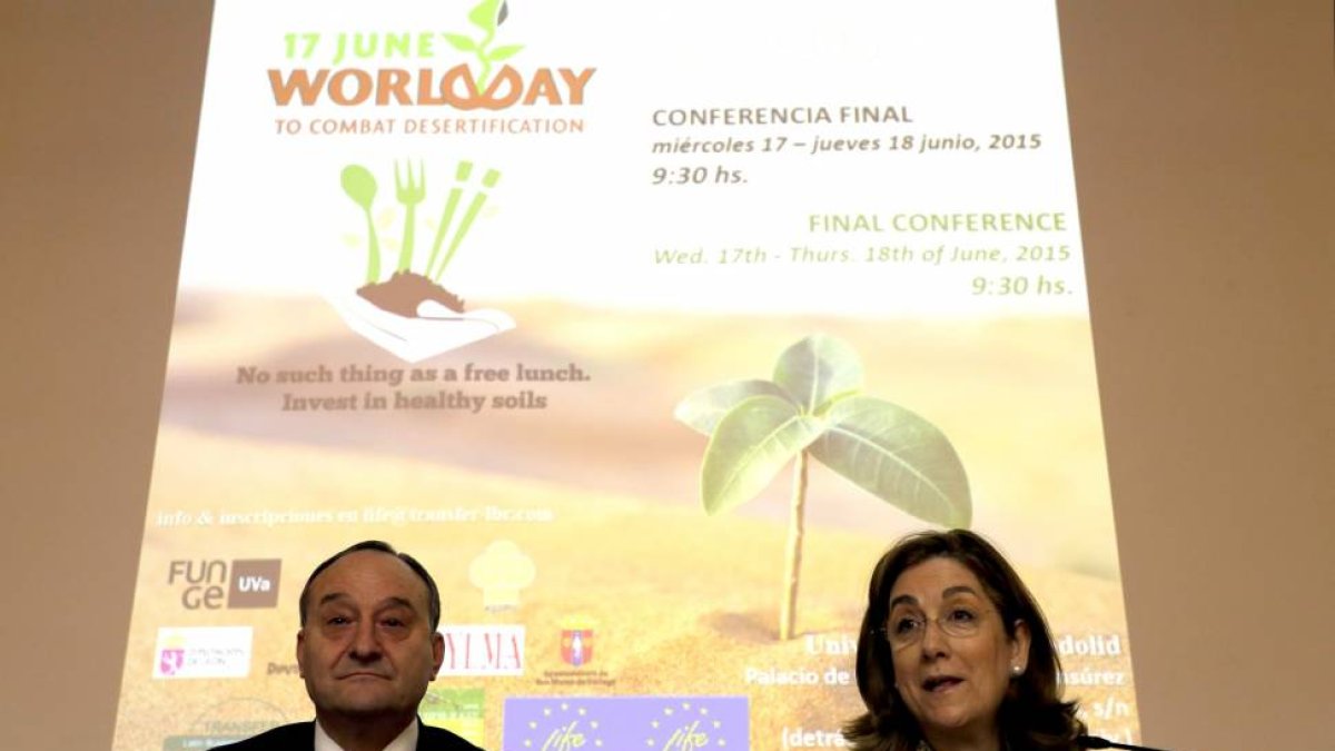 El rector de la Universidad de Valladolid, Daniel Miguel, y la directora general de Desarrollo Rural y Política Forestal del Ministerio de Agricultura, Begoña Nieto, inauguran la Conferencia Internacional 'Los desiertos verdes'-Ical