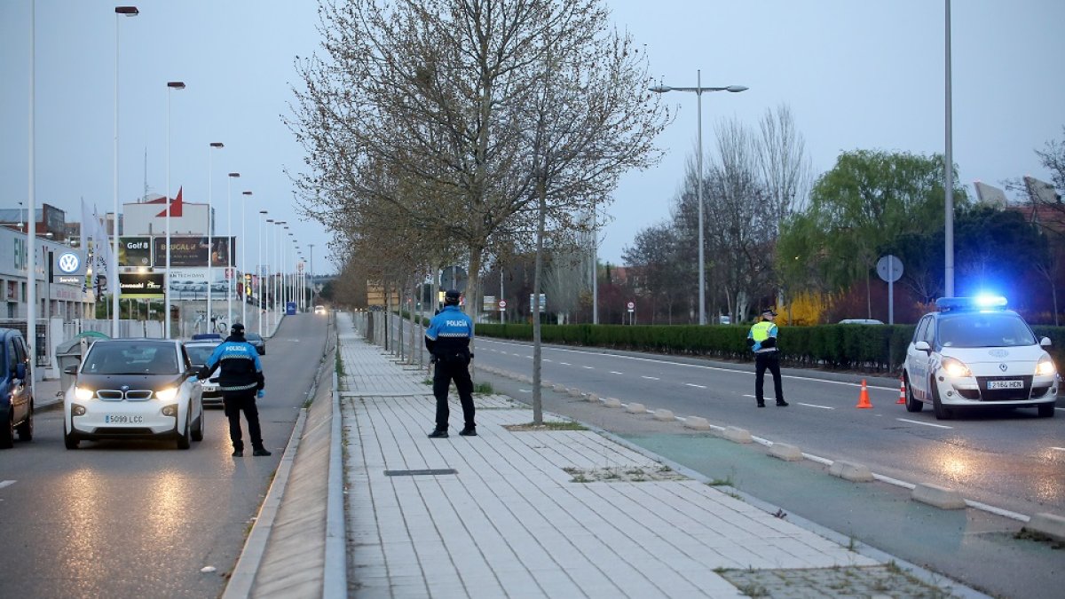 Controles de la Policía Municipal en la Avenida de Salamanca en Valladolid.- ICAL