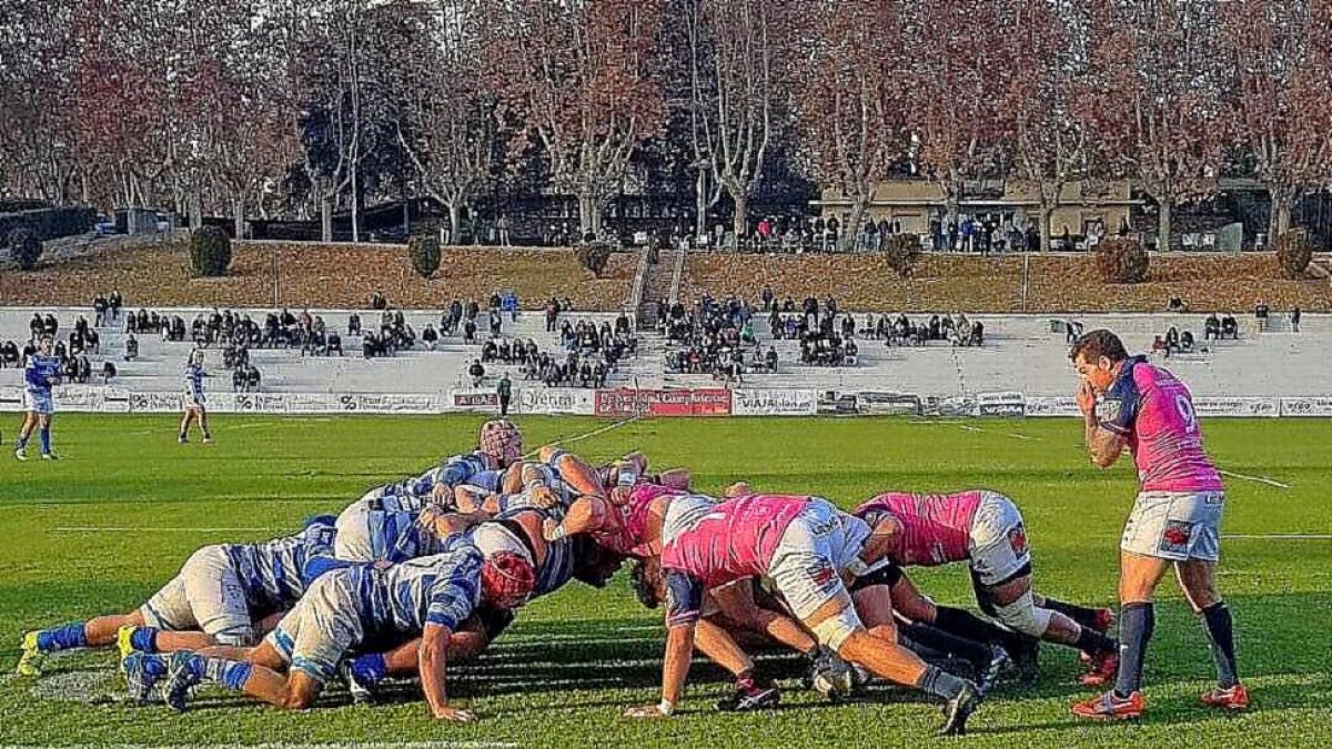 Chris Eaton, a la derecha, espera el desenlace de una melé en el partido disputado ayer en la Central.-EL MUNDO