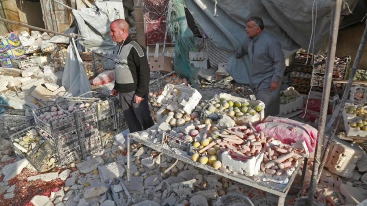Mercado sirio de Atareb, al oeste de Alepo, bombardeado con un balance de al menos 53 muertos.-AFP / ZEIN AL RIFAI