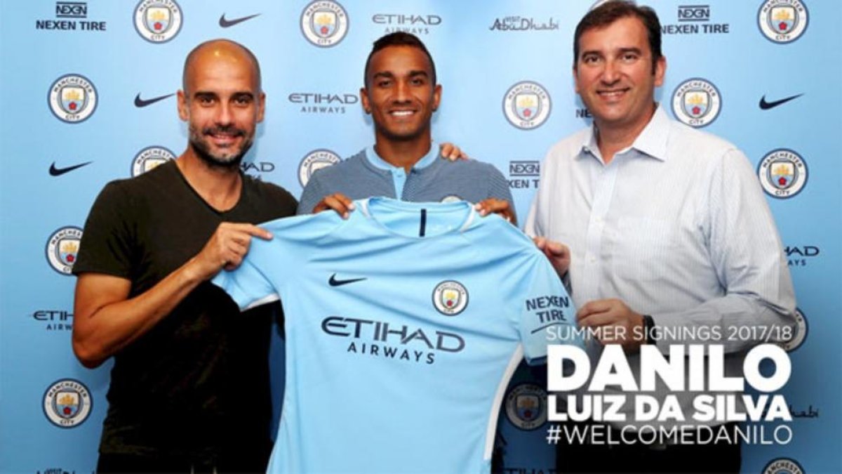 Danilo, con su nueva camiseta, flanqueado por Pep Guardiola y Ferran Soriano, entrenador y director ejecutivo del Manchester City, respectivamente.-MANCHESTER CITY