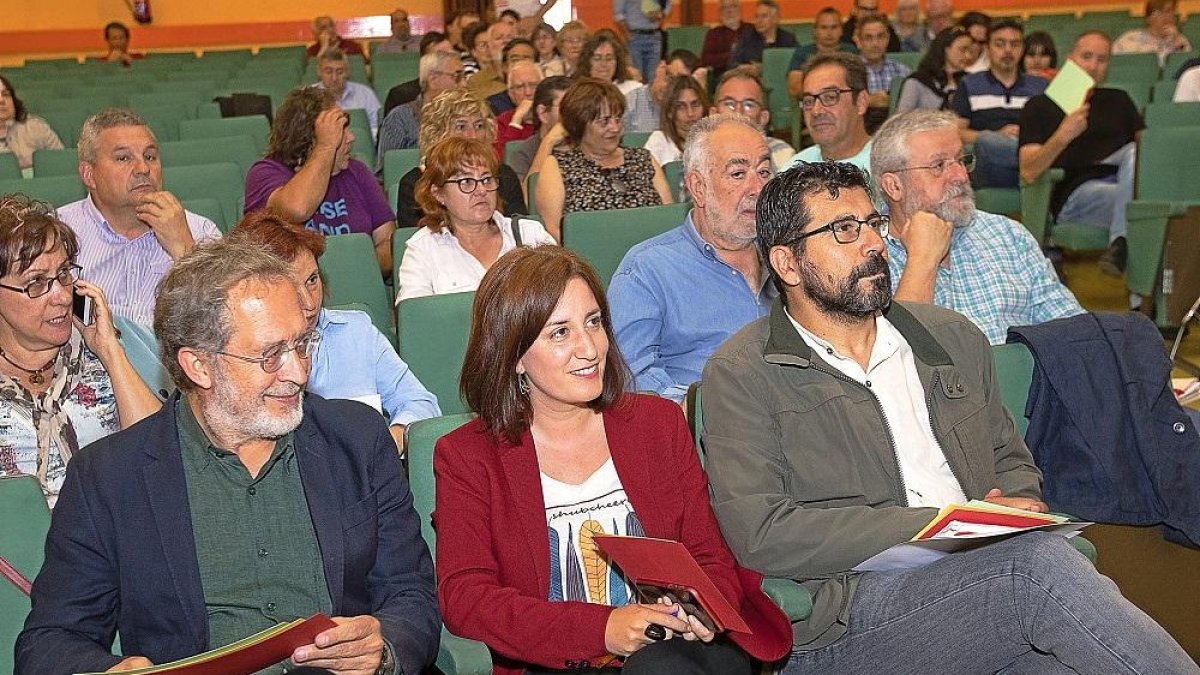Manuel Saravia, María Sánchez y Alberto Bustos durante la asamblea en Las Delicias.-J.M. LOSTAU