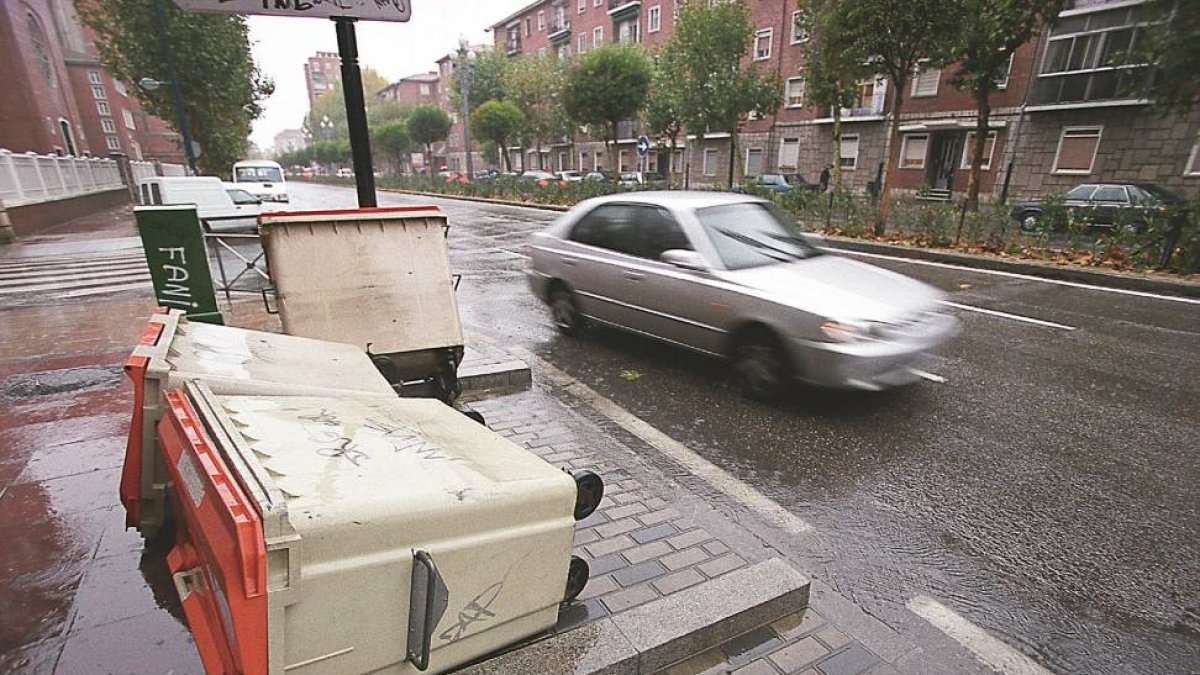 Contenedores derribados por el viento-El Mundo