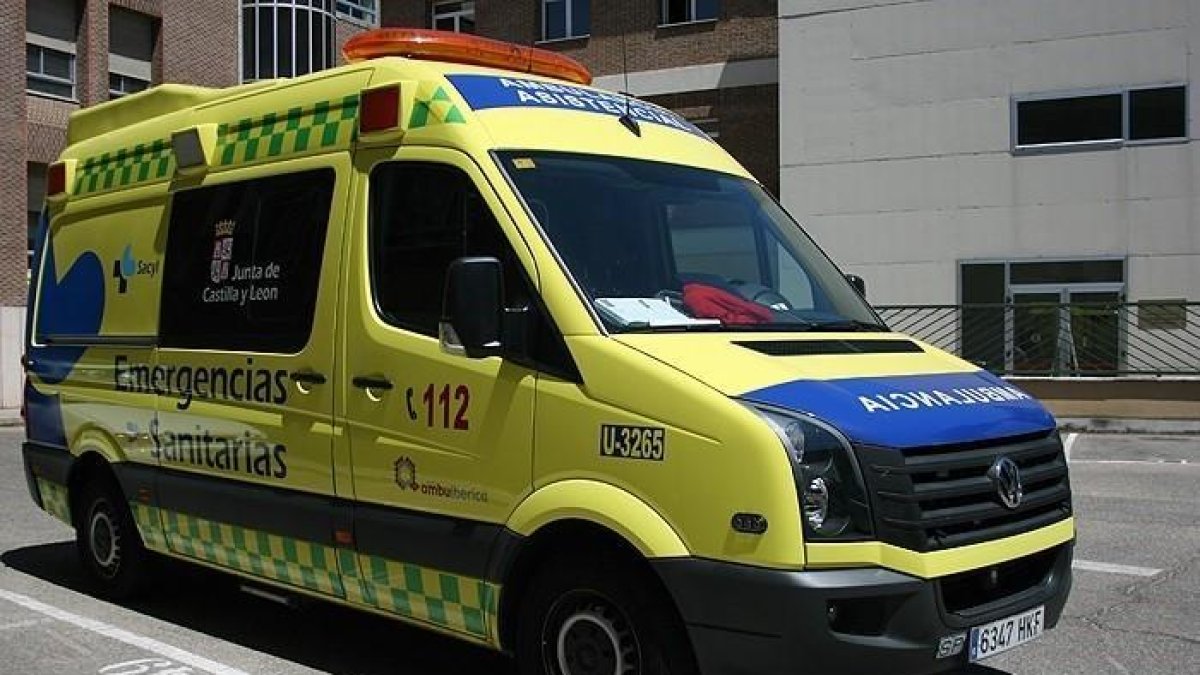 Imagen de archivo de una ambulancia. / E.M.