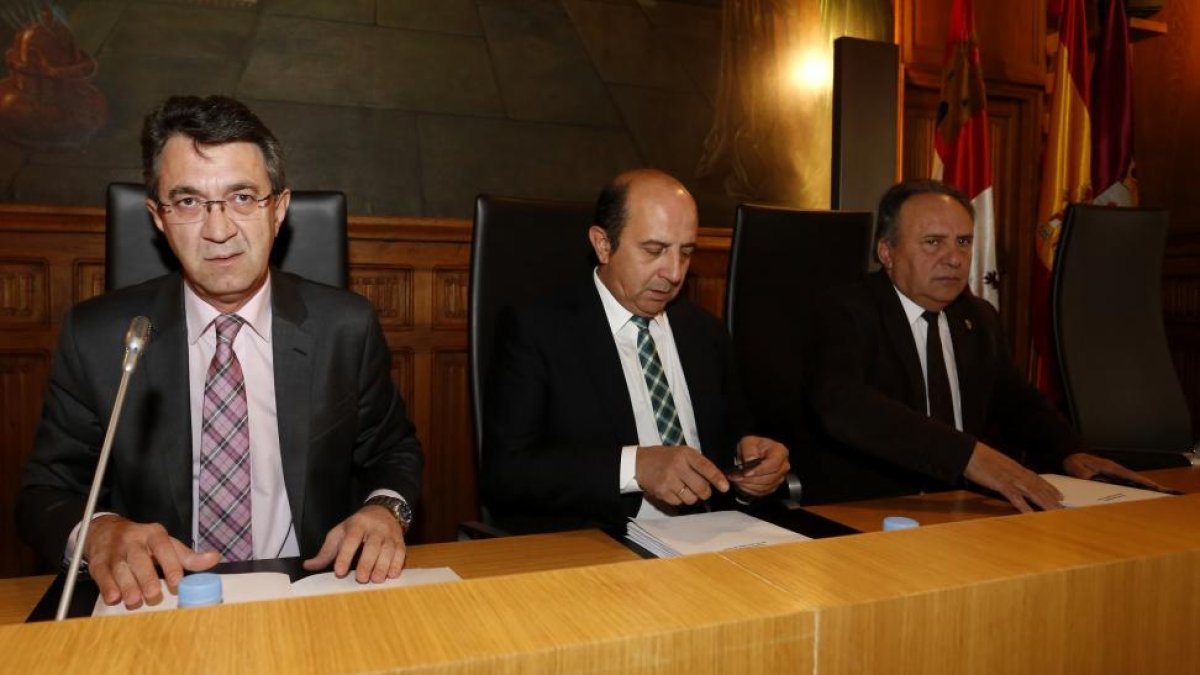 El presidente de la Diputación de León, Juan Martínez Majo, preside el Pleno Ordinario celebrado en la institución provincial-Ical