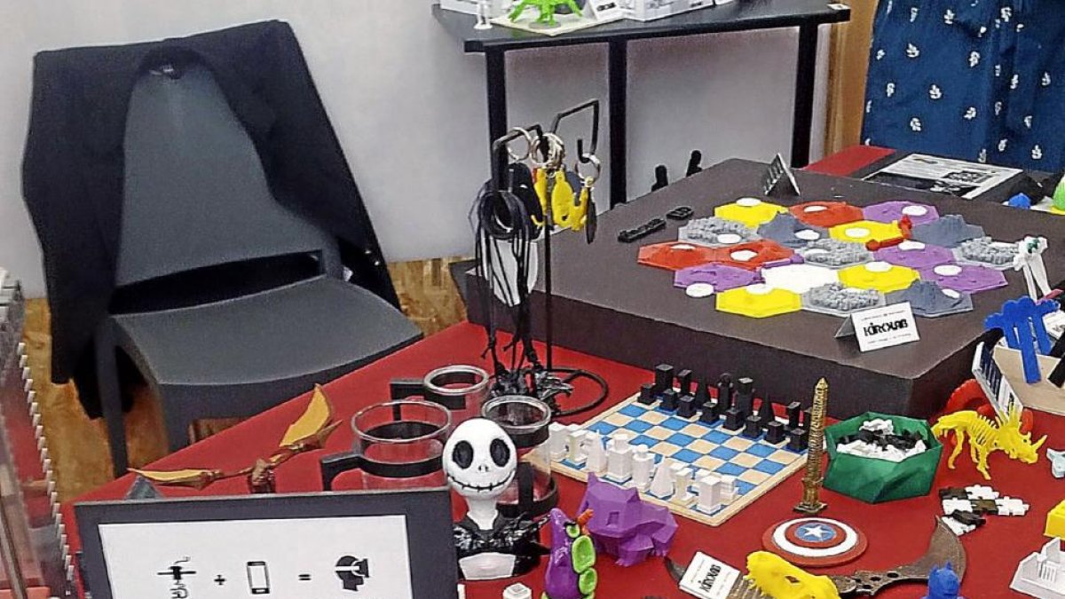 Algunos objetos de plástico hechos con una impresora 3D.-El Mundo
