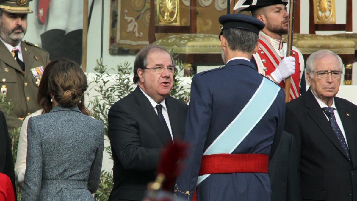 Juan Vicente Herrera, saluda al rey Felipe VI en los actos con motivo del Día de la Fiesta Nacional.-ICAL