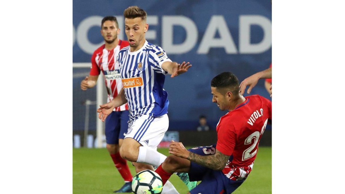 Vitolo pelea por un balón con Canales-JAVIER ETXEZARRETA