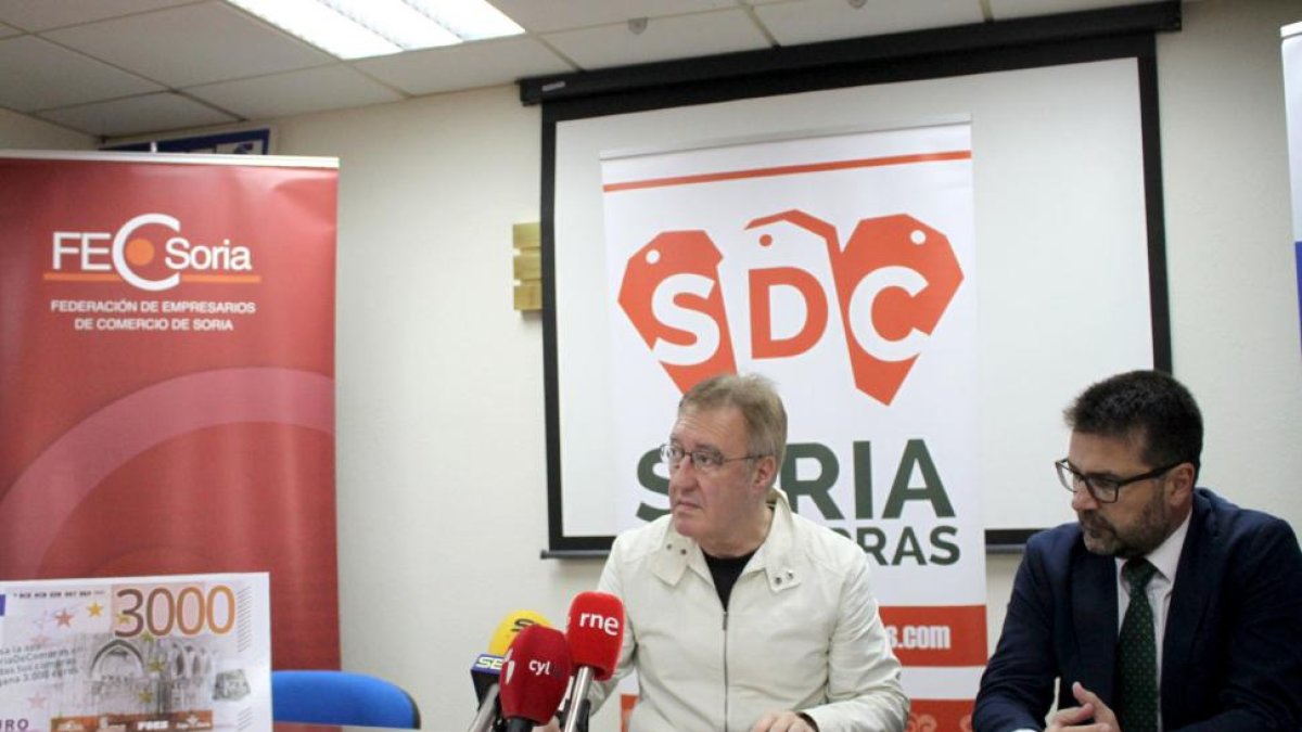 El vicepresidente de FECSoria, Alberto Gil Romero (I), y el responsable de Marketing de Caja Rural de Soria, Eduardo Munilla durante la presentación de 'El Sueldazo de SoriaDeCompras'.-ICAL