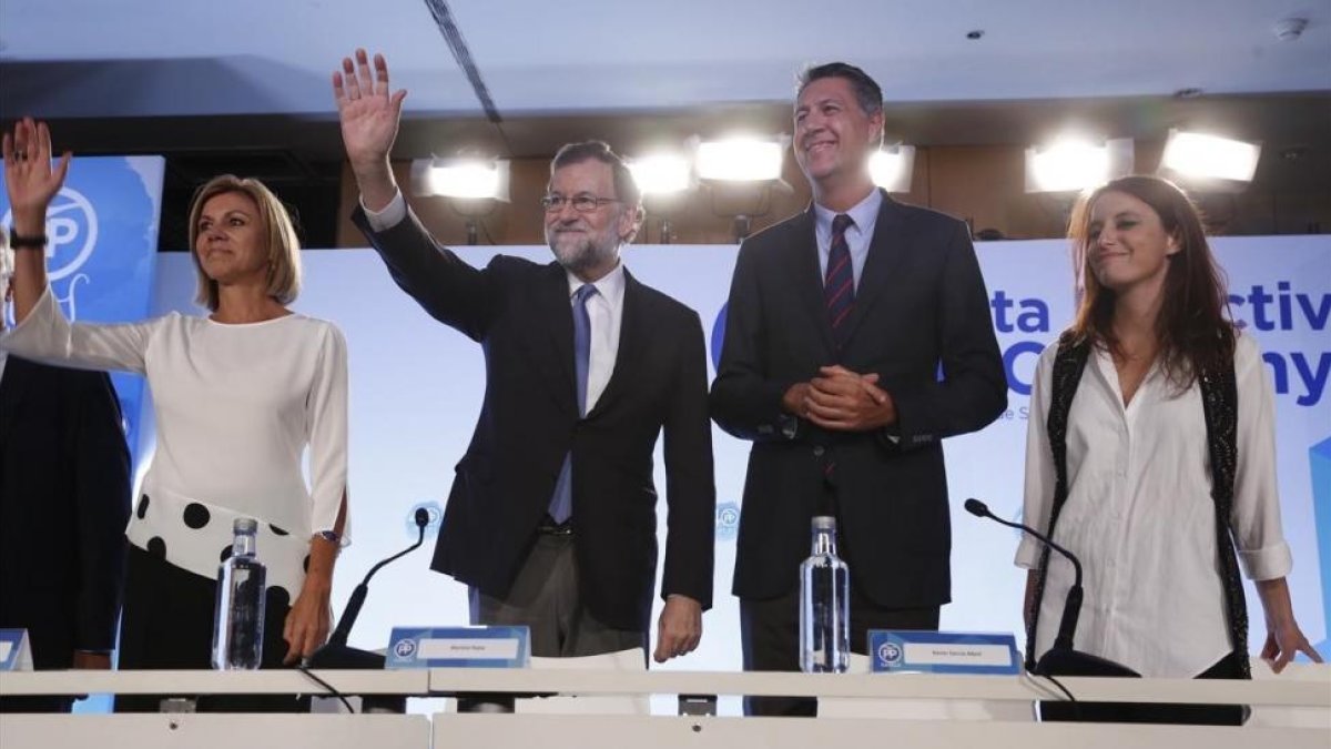 Mariano Rajoy, con María Dolores de Cospedal, Xavier García Albiol y Andrea Levy, en la junta directiva del PPC, este viernes.-JULIO CARBÓ