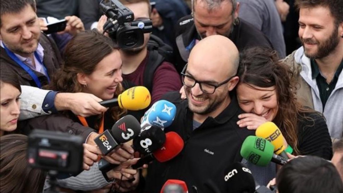 Montse Venturós y Joan Coma en la concentración contra la judialización de la política el pasado noviembre en Barcelona.-RICARD CUGAT