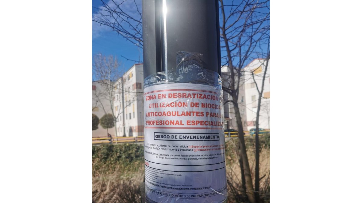 Cartel ubicado en una de las farolas de la zona del Paseo del Cauce en Valladolid. - TWITTER