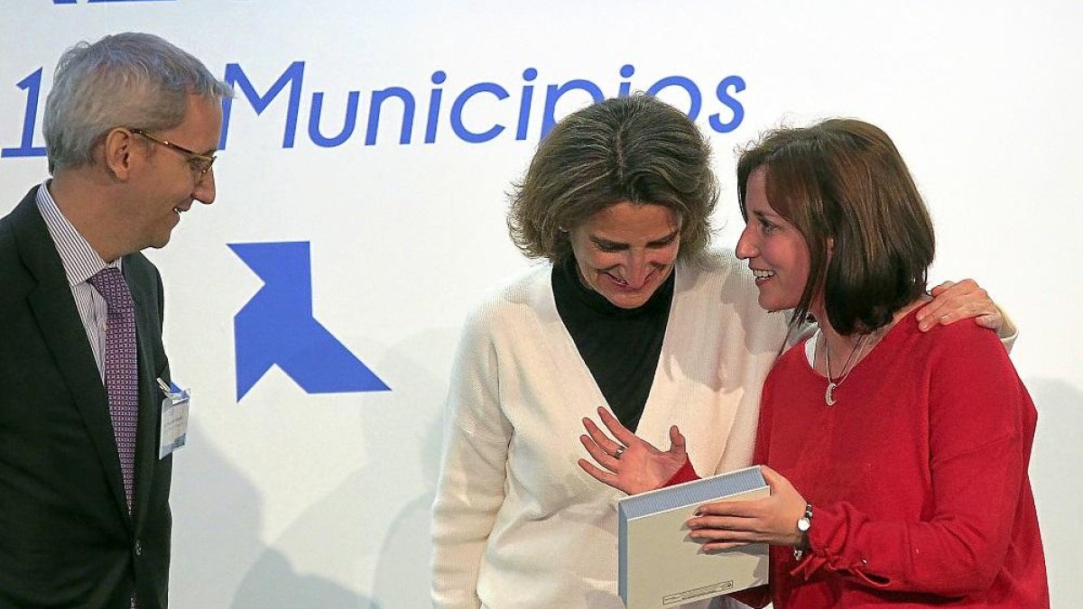 María Sánchez (derecha) charla con la ministra Teresa Ribera ante la mirada de JordiMercader.-ICAL