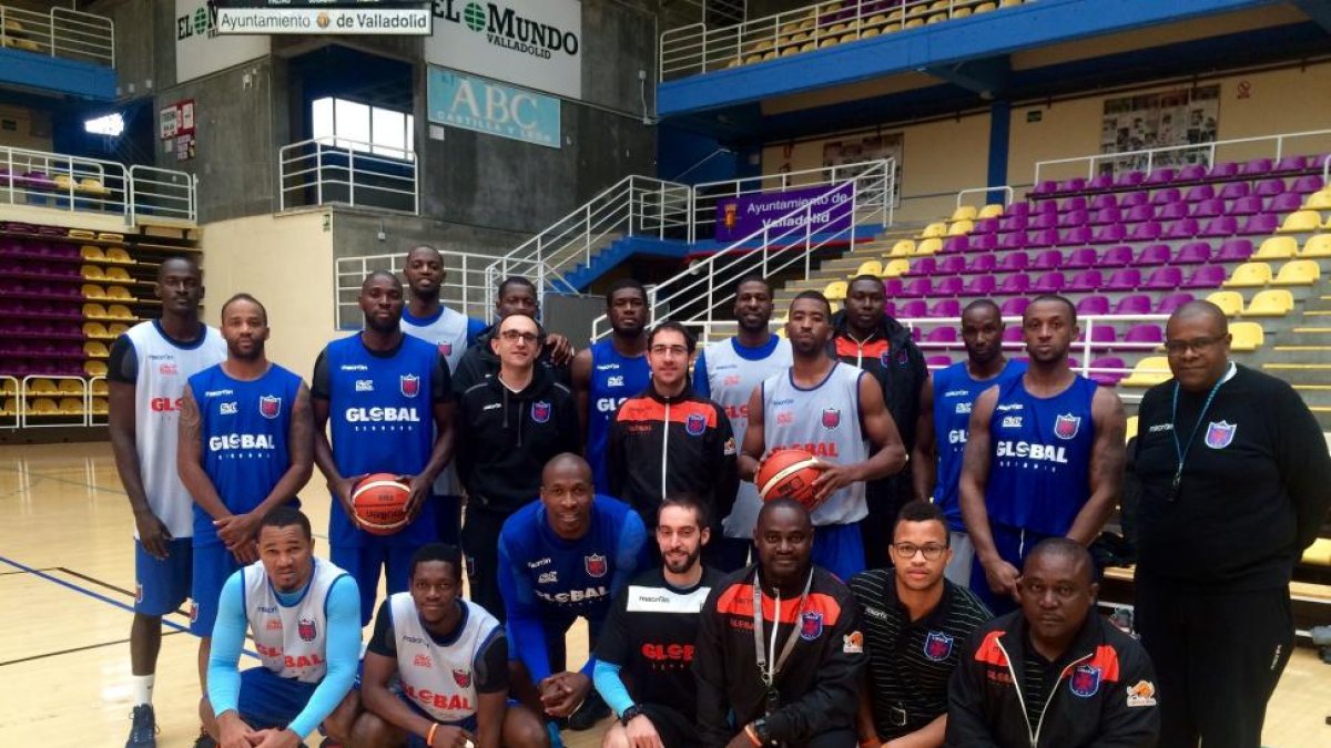 Tras su fructífera aventura en el baloncesto canadiense Hugo López lidera al Recreativo do Libolo con la mirada puesta en la Liga de Angola y la ‘Champions’ de África. El equipo ultima su preparación esta semana en Valladolid en el pabellón Pisuerga.-EL MUNDO