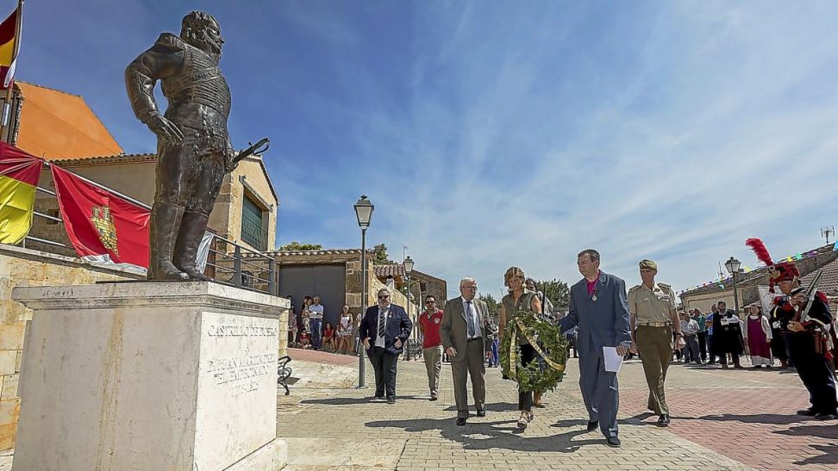 Ofrenda floral a la estatua del Empecinado por parte del Círculo Cultural Juan Martín.-PABLO REQUEJO (PHOTOGENIC)