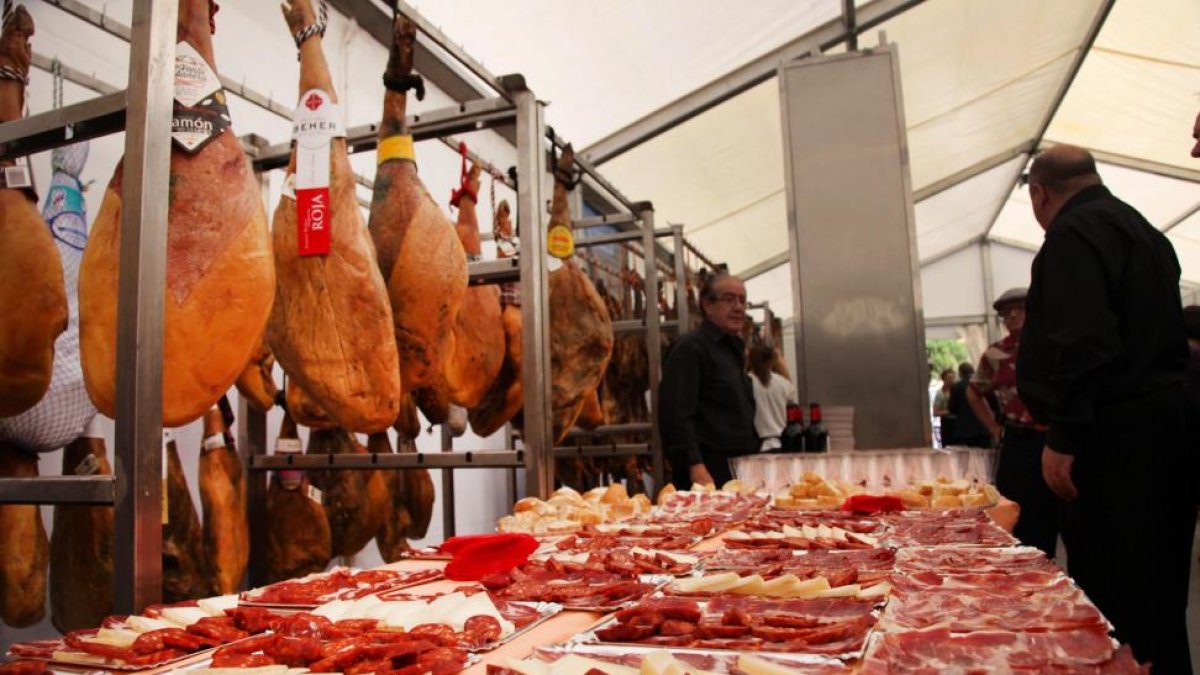 La Asociación de Camareros de Segovia inaugura la II Feria del Jamón de Castilla y León, que se celebra junto al acueducto de Segovia.-ICAL