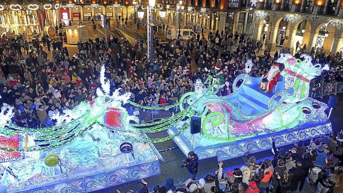 Miles de vallisoletanos asistieron a la ‘Cabalgaza’ que culminó su trayecto en la Plaza Mayor después de recorrer el centro de la ciudad del Pisuerga.-ICAL