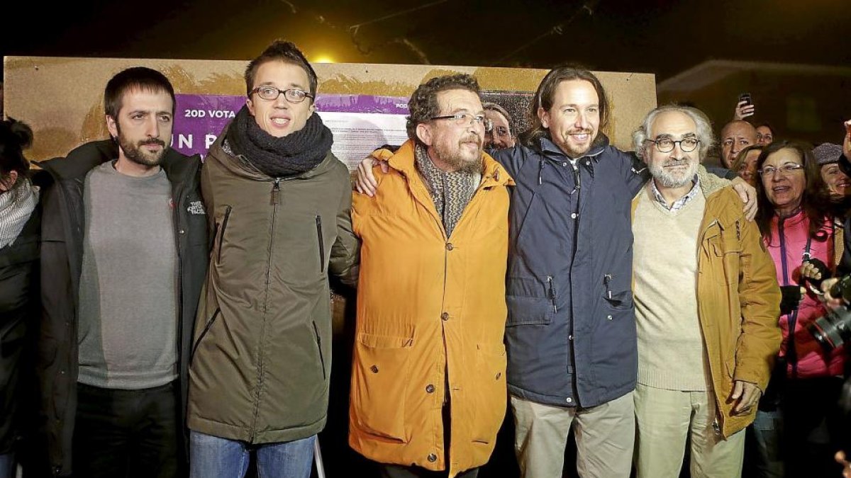 lñigo Errejón, Javier Iglesias y Pablo Iglesias, con los candidatos de Zamora, ayer en Villaralbo.-El Mundo