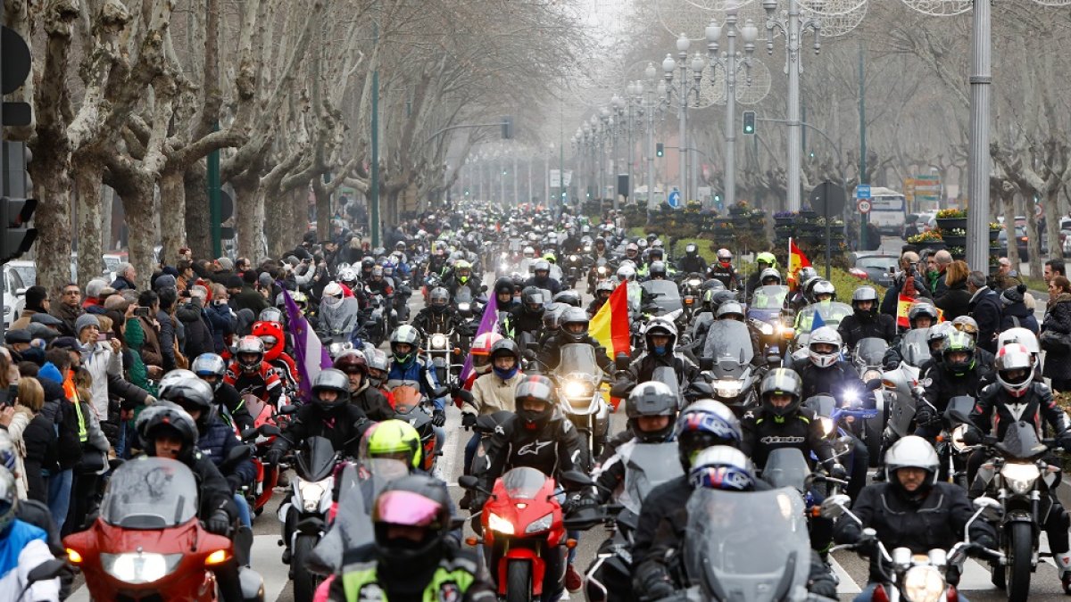 Desfile  por las calles de Valladolid de los participantes en la edición de Pingüinos del pasado mes de enero. J. M. LOSTAU