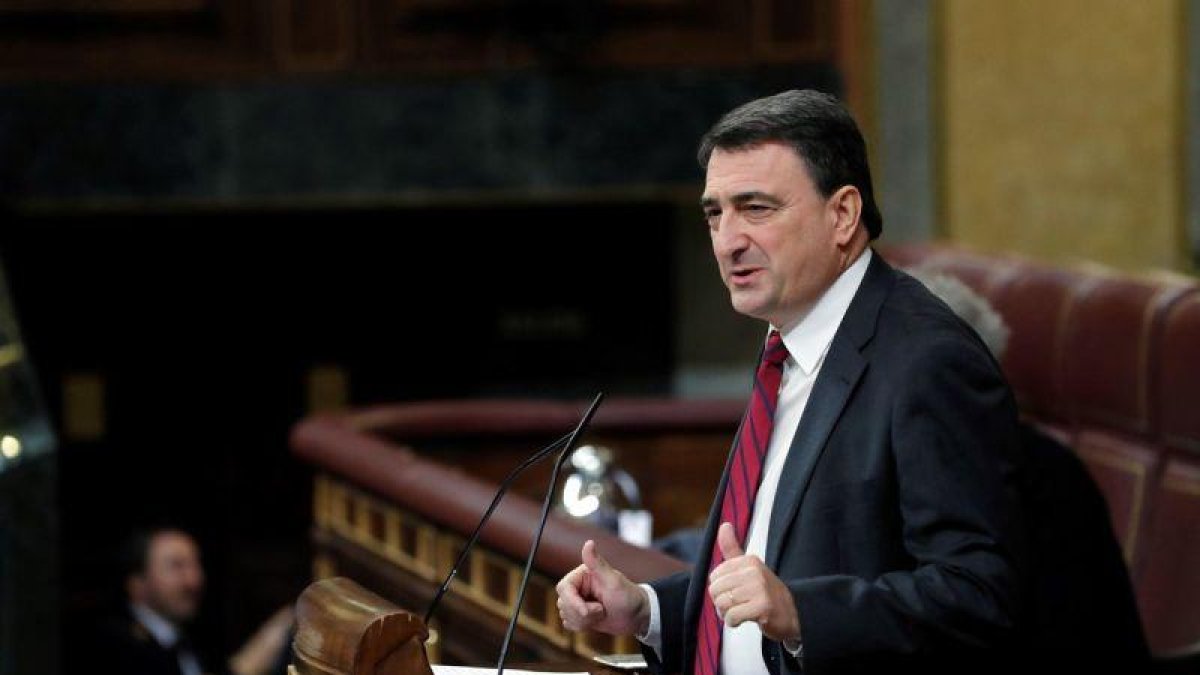 El portavoz del PNV, Aitor Esteban, junto a la ministra de Educación, Isabel Celaá, en el Congreso.-JOSE LUIS ROCA