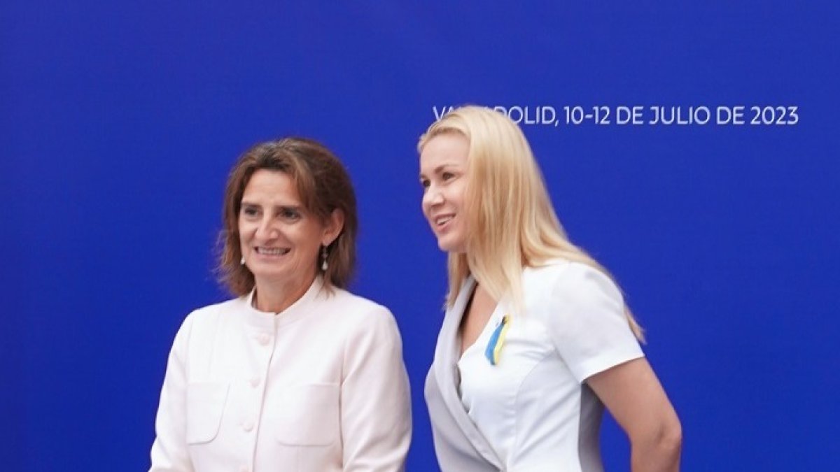 La ministra para la Transición Ecológica y el Reto Demográfico, Teresa Ribera, con la comisaria europea de Energía, Kadri Simson. -ICAL