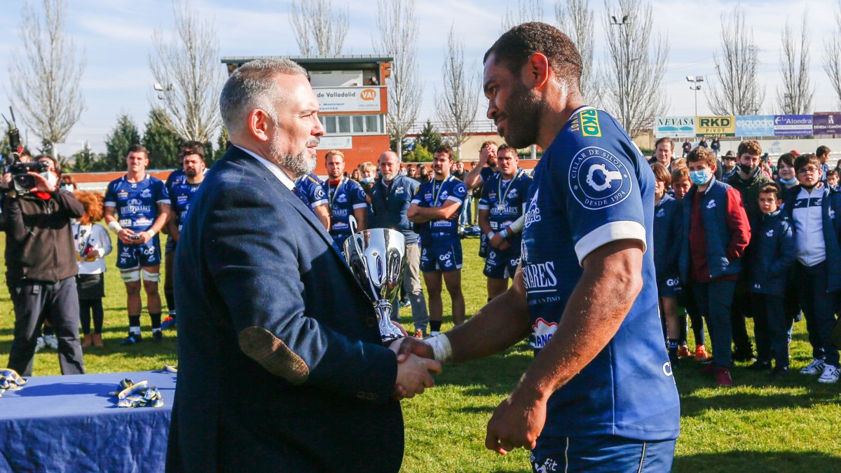 El capitán Gavidi recoge la copa de subcampeón. / LOSTAU