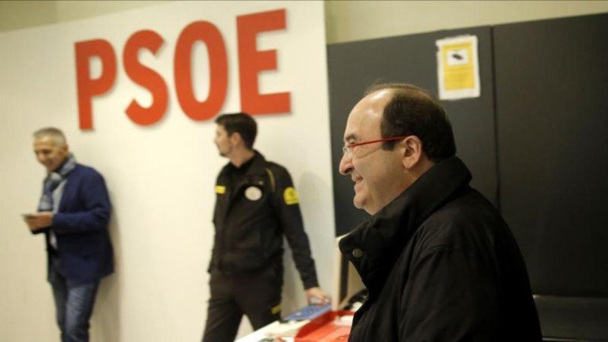 Miquel Iceta entra en el comité federal del PSOE que decidió la abstención, el pasado domingo.-JOSE LUIS ROCA
