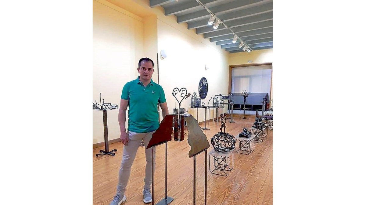 Lolo Sancho junto a la escultura en hierro dedicada al niño Julen que recibirá el Ayuntamiento de Totalán.-EL MUNDO