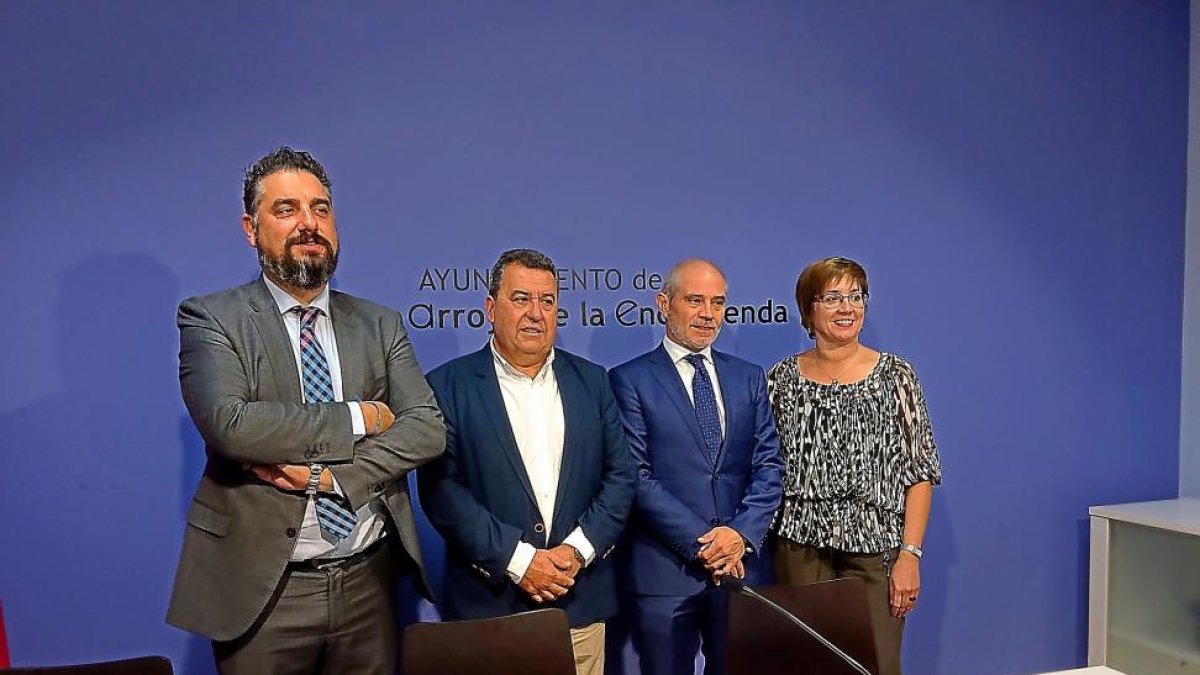 Autoridades de la Cámara de Comercio y del Ayuntamiento de Arroyo posan tras la presentación de la feria.-EL MUNDO