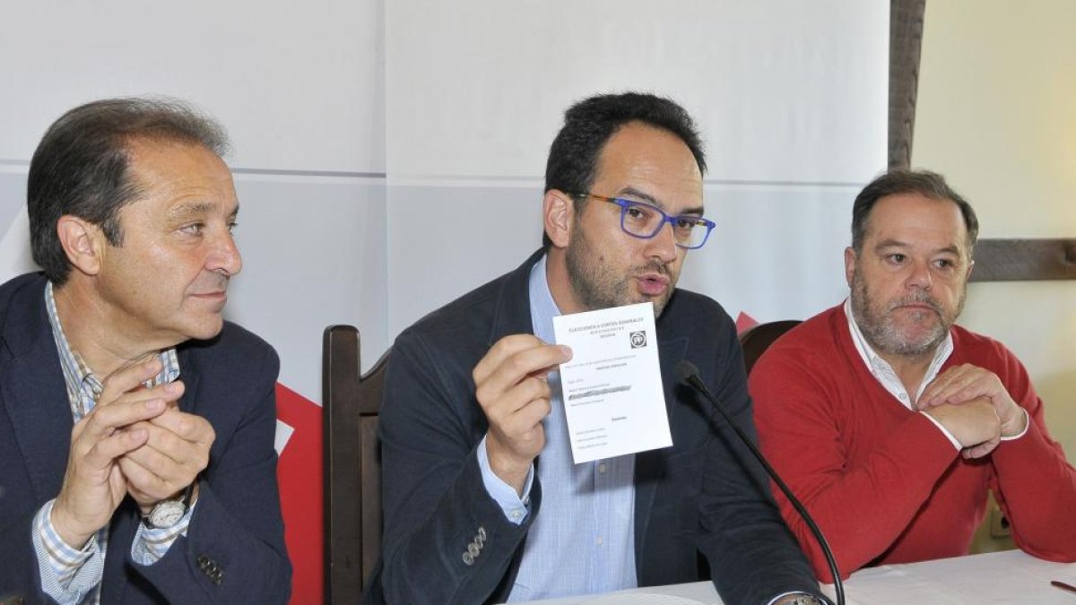 El portavoz del PSOE en el Congreso de los Diputados, Antonio Hernando, realiza balance de la campaña electoral en un desayuno informativo junto a los candidatos al Congreso y al Senado por Segovia. En la imagen, mostrando la papeleta del PP con el candid-ICAL
