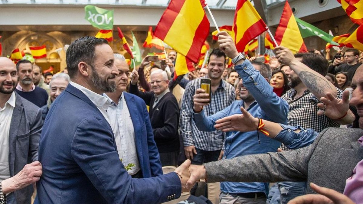 Abascal saluda al público que asistió ayer al mitin de Burgos.-SANTI OTERO