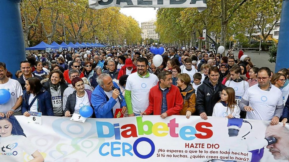 Inicio de la caminata, con las autoridades y el presidente y la vicepresidenta de ADIVA.-J.M. LOSTAU