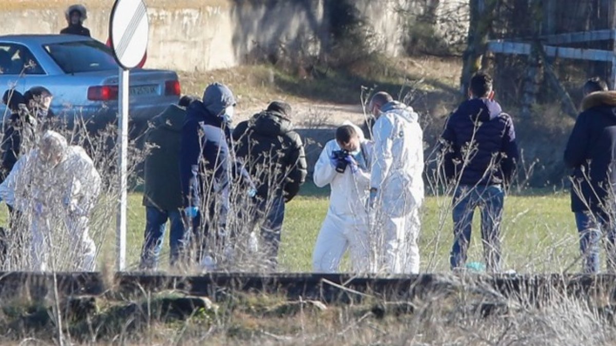 Agentes de la Guardia Civil en el lugar en el que apareció el cuerpo.- J. M. LOSTAU