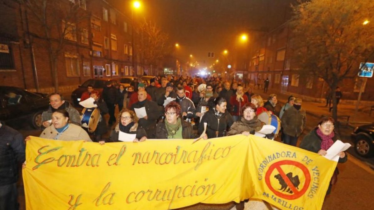 Protesta celebrada ayer en el barrio Pajarillos contra el narcotráfico.-J.M.LOSTAU