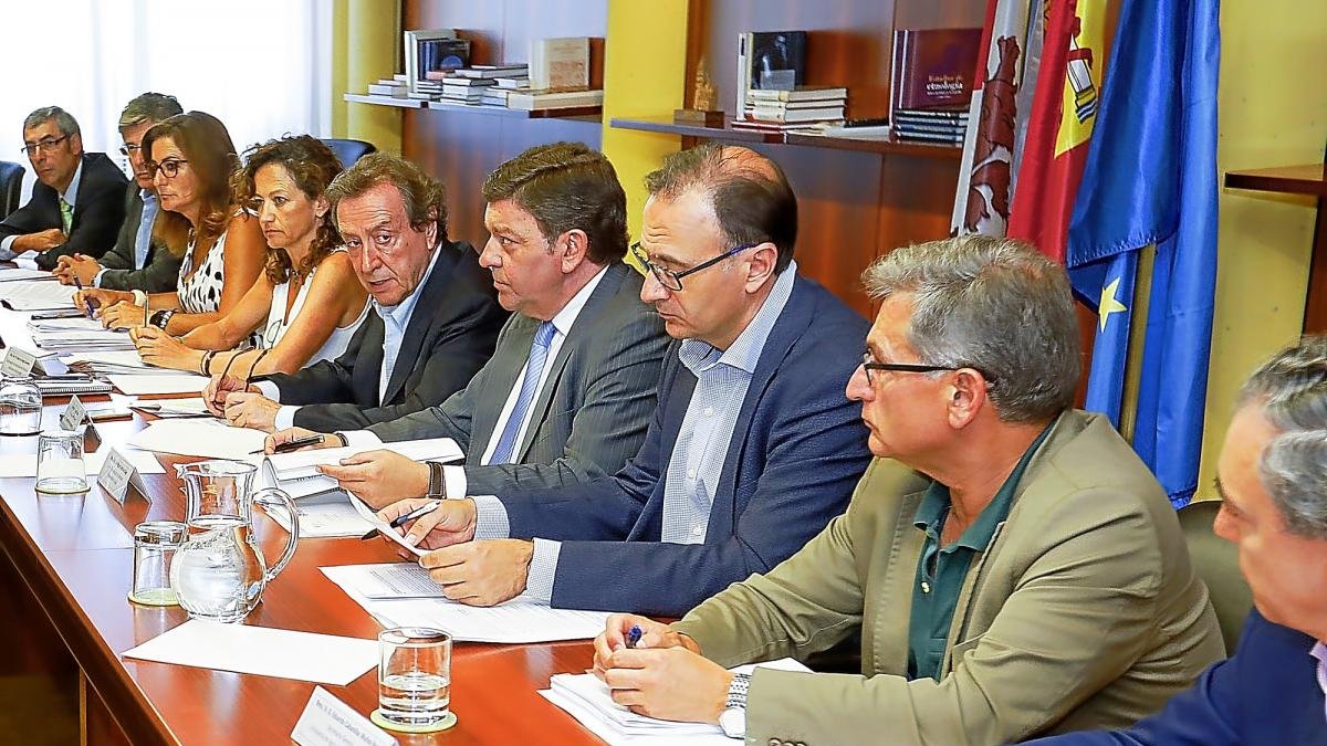 El vicepresidente José Antonio de Santiago-Juárez (2I) durante el Consejo de Cooperación Local.-J.M. LOSTAU