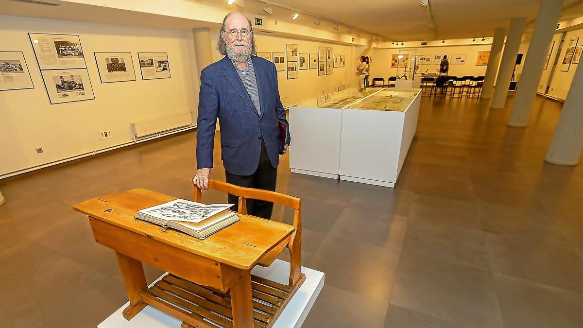 El comisario de la exposición, Joaquín Díaz, junto a un pupitre de la muestra ‘Aprendiendo a vivir’ de la Casa Revilla.-J.M. LOSTAU