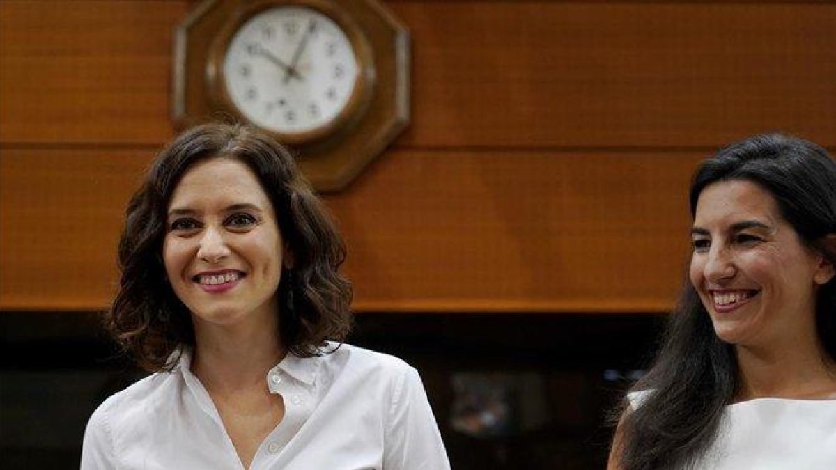 La presidenta de la Comunidad de Madrid, Isabel Díaz Ayuso, y la portavoz de Vox en la Asamblea de Madrid, Rocío Monasterio-JOSE LUIS ROCA