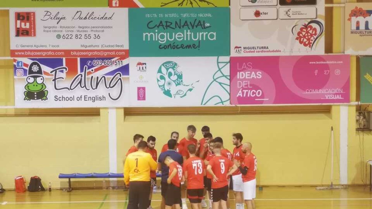 Jugadores del Balonmano Arroyo en un tiempo muerto. / E. M.